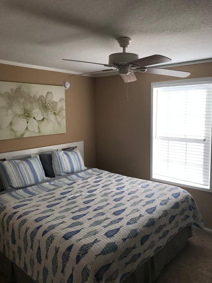 חדר שינה לאורחים מיטת קינג סייז 