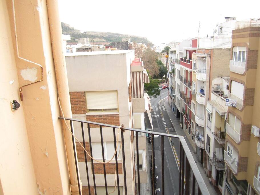 balcón con mesa y sillas