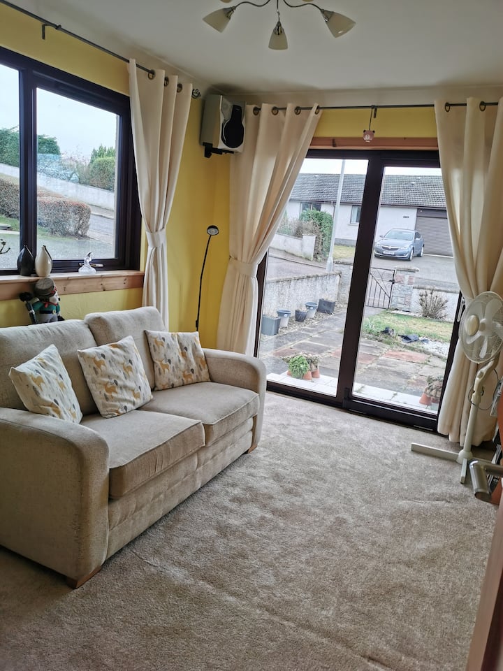 Relájate con un buen libro en el acogedor solárium.  El sofá cama aquí tiene capacidad para 2 personas.  Explora la estantería llena de libros para todas las edades. 