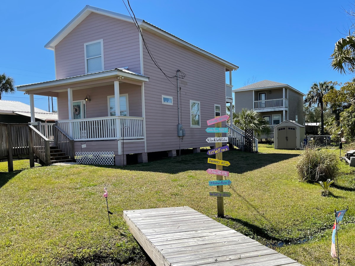 Top Airbnb: Pink Paradise - Historic St. Andrew’s Marina in Panama City