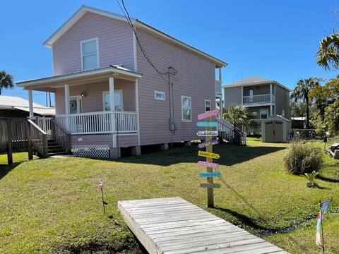 Top Airbnb: Pink Paradise - Historic St. Andrew’s Marina in Panama City
