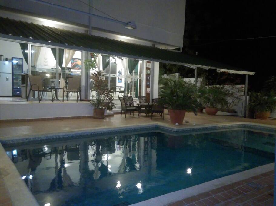 ApartaHotel el Oasis en la noche. Piscina en aire libre