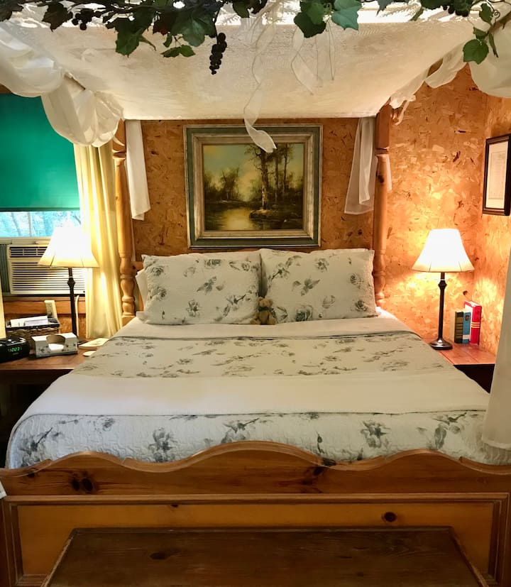 Კომფორტული ორადგილიანი საწოლი პირველ სართულზე.