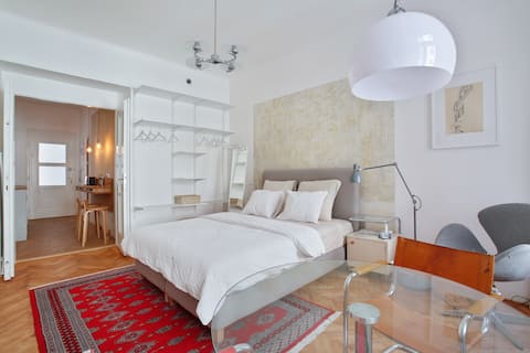 Popular Airbnb listing: 'Apartment Krymska' in central, historic Vrsovice in Praha 10