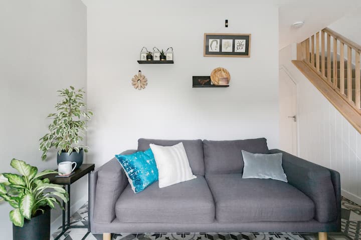 Meadow Cottage
Cambridge
Sleeps 8
Free Car Park - Cambridge