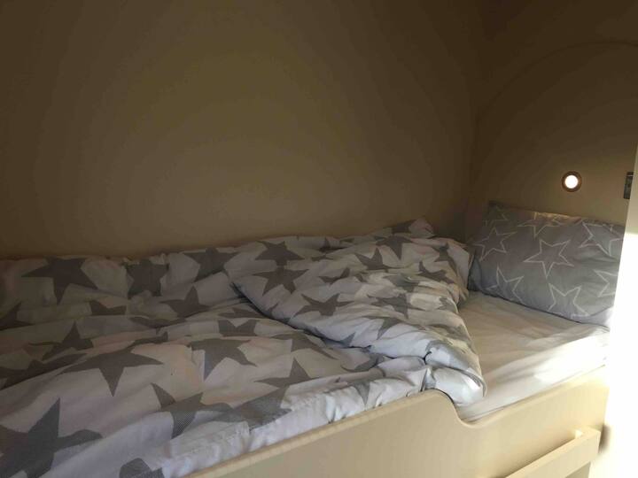 2 מיטות קומתיים באורך מבוגר