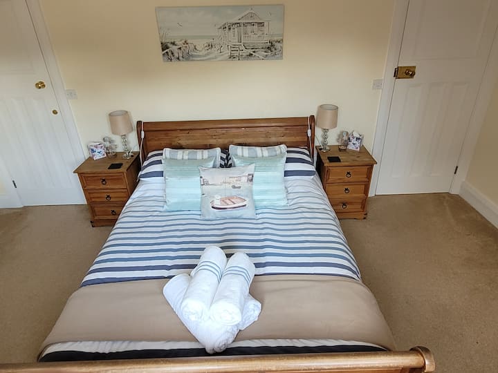 Glavna spavaća soba s bračnim krevetom i TV-om. Posteljina i ručnici su osigurani. Putni krevetić ili junior krevet mogu se postaviti na zahtjev. 