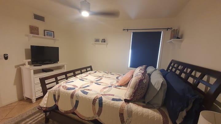 Chumba cha kulala cha tatu ni malkia. Ina televisheni ya skrini tambarare iliyo na kebo. Mashuka ya kifahari na matandiko yaliyo na kabati kubwa la nguo ili kuhifadhi nguo zako na vitu vya kibinafsi. 