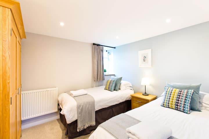 Spavaća soba 1 u prizemlju koja može biti dvokrevetna ili dvokrevetna soba s zasebnom tuš-kabinom koja također ima umivaonik i W/C