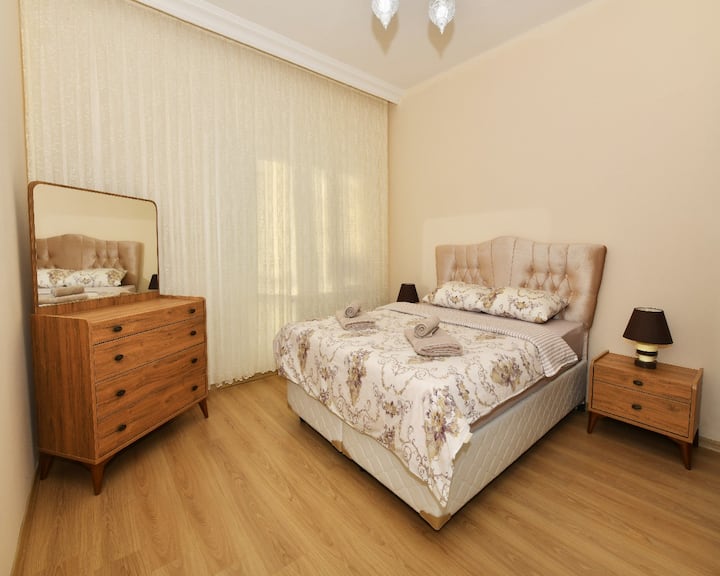 Chumba cha kulala chenye starehe na maridadi huko Sisli, Istanbul. Inatoa uzoefu wa amani wa kulala na kabati kubwa na kitanda chenye starehe. Pata uzoefu wa starehe za nyumbani kwa mapambo ya kisasa katika eneo kuu