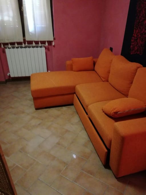 la seconda camera con divano letto