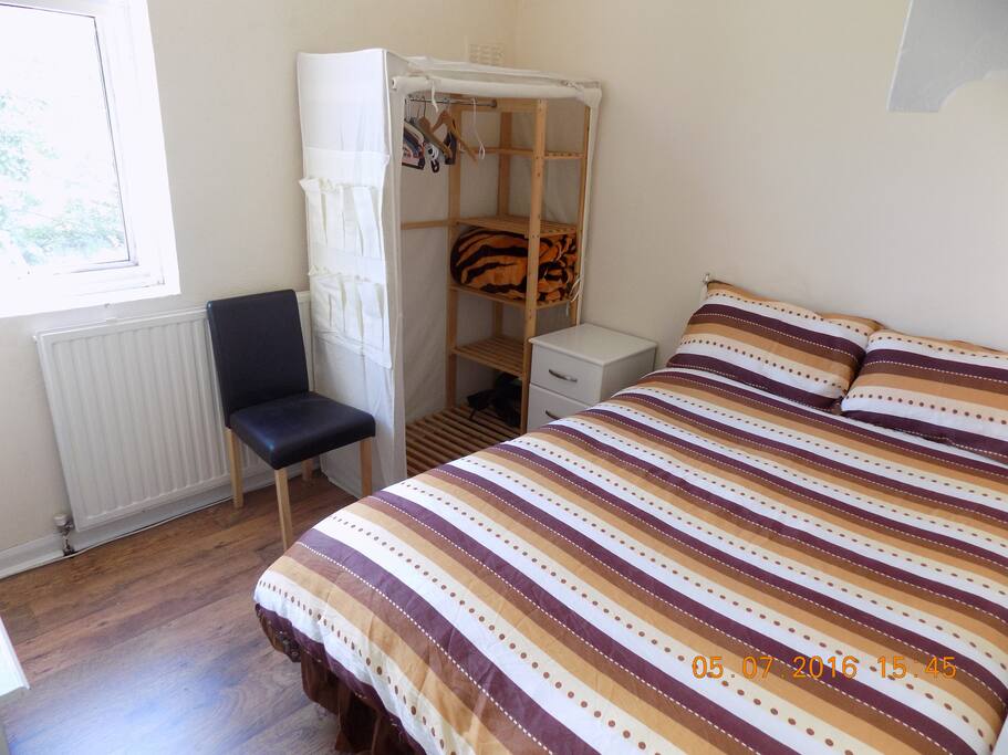 You'll have a comfortable double bedroom for your well earned rest after exploring London's highlights. The Rustic Oak laminate flooring provides you with an attractive, clean and welcoming recuperating space.