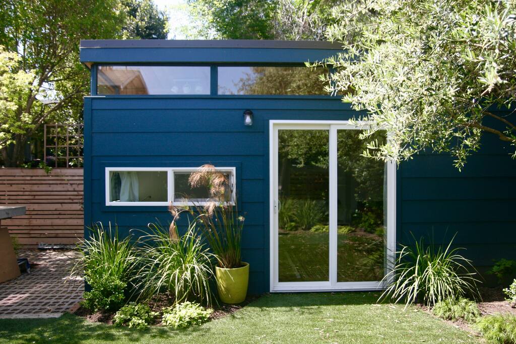 Brand new freestanding cottage with private entrance