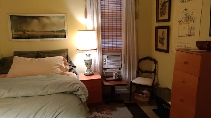 private room - center of Hudson on Warren