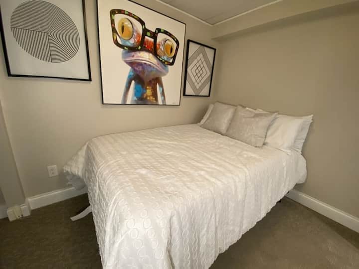 Cama tamaño grande en una habitación de invitados más pequeña
