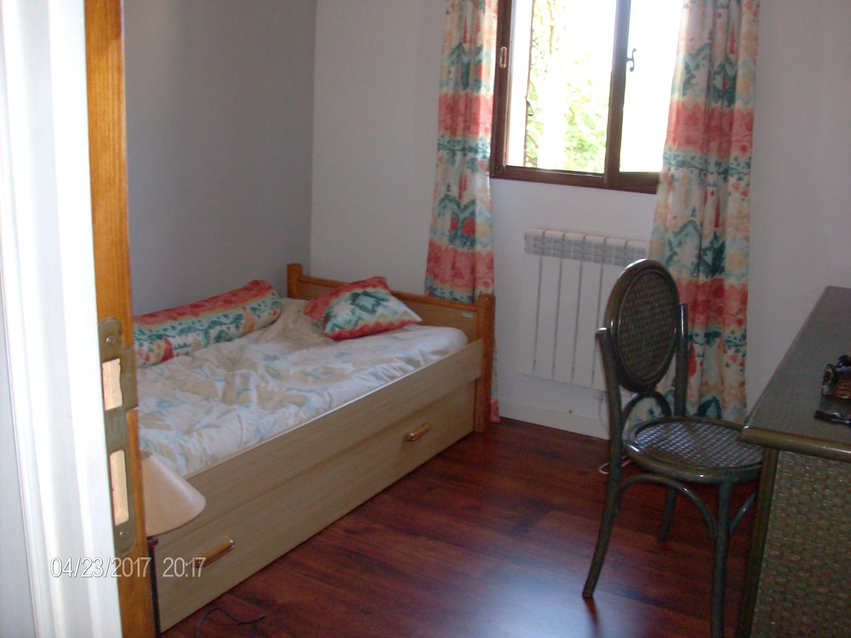 ห้องนอนพร้อมเตียงดึงออกได้ (เตียงเดี่ยว 2 หลัง) ชั้นบน