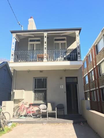 Single room with private balcony close to CBD