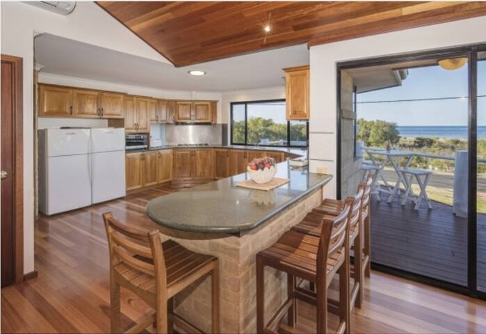 Beachfront/ 7 bedroom / 3 lounges / Walk to town gallery image 5