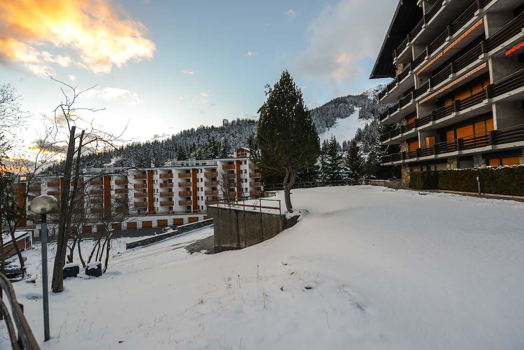 Vue de l'immeuble sur la droite et de l'immeuble voisin à gauche. Entre les deux immeubles, on voit l'arrivée de la piste de la Nationale