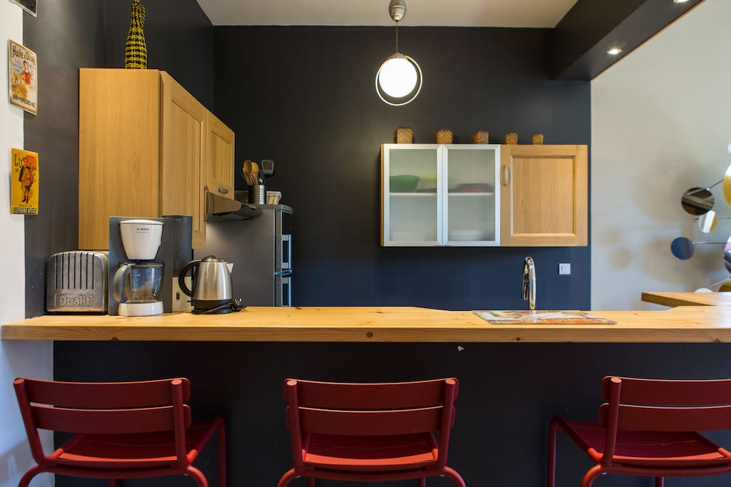 Kitchen with bar
