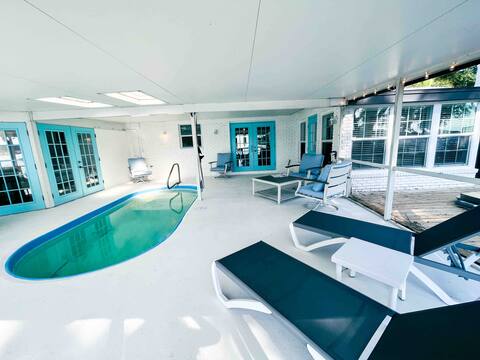 Charming 4/3 Lakehouse W/ Pool