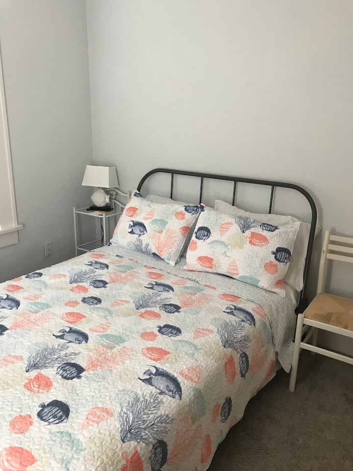 Segundo dormitorio con cama de tamaño completo, colchón nuevo. 