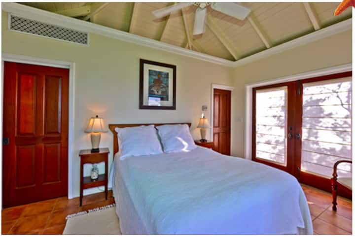 主卧室与主卫生间相连
