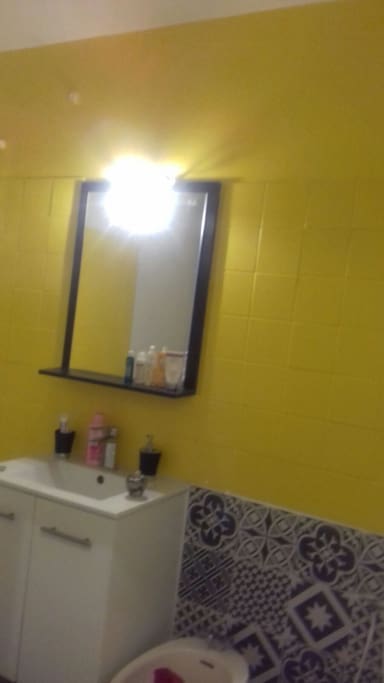 salle de bain avec baignoire .