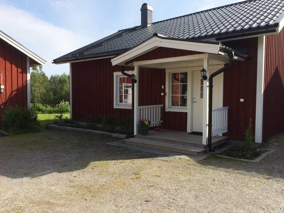 Ingång och framsida. Juni 2016
