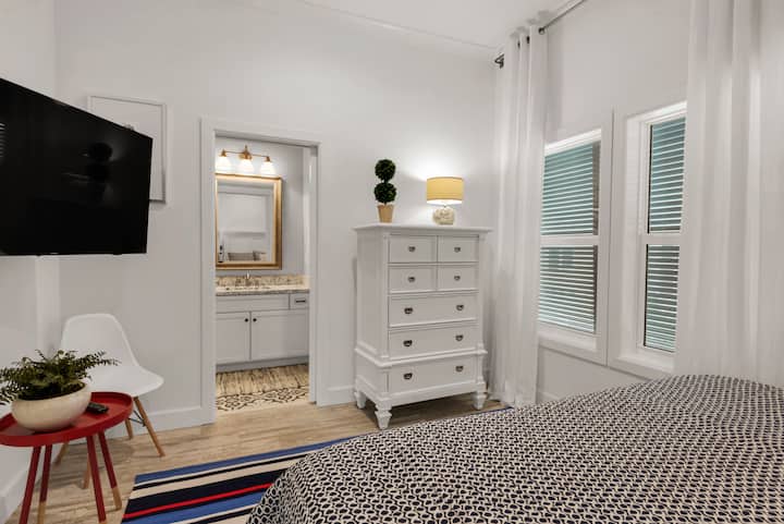 سرير كبير في الطابق السفلي