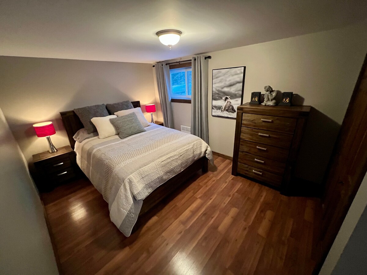 Cama Queen muy cómoda en la habitación de la planta baja