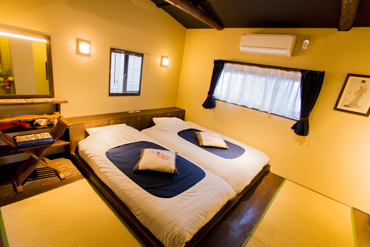4️⃣【竹】2beds Room（2st floor)
     Max：2 adults
     Bedding：2 sets
     with shower,toilet and washbasin
     Bamboo Twin Room (2nd Floor)
      Maximum occupancy: 2 adults 
      Beds: 2
      Toilet: 1, Sink: 1, Shower: 1
     Bamboo Twin Room (2nd Floor)
       Maximum Occupancy: 2 Adults 
       Beds: 2
       Toilet, shower, sink: 1 each