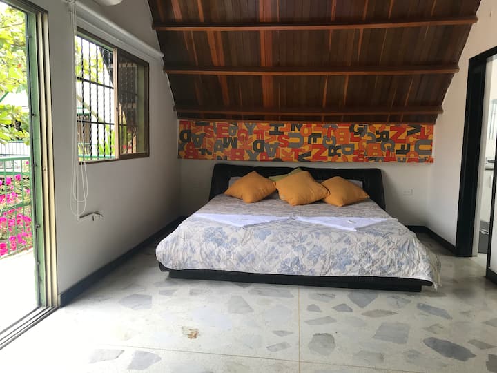 זהו חדר השינה הראשי הממוקם בקומה השנייה. יש מרפסת מקושטת בטריניטאס יפהפיים שממנה תוכלו ליהנות מנוף של רכס ההרים המושלג של סנטה מרתה, הבריכה והגנים של המקום. המיטה היא מיטת קינג סייז בגודל 2 מטר, חדר רחצה פרטי, חללים גדולים, טלוויזיה, מקרר, ארון ענק. תקרת בקתת העץ מספקת גובה ומרווח מאוד.