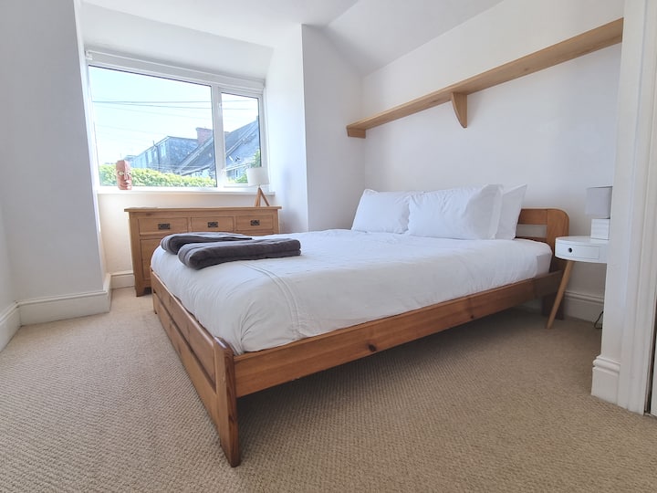 卧室双人床，配备独立卫生间（一楼）