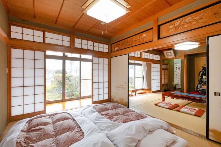 南側の六畳の寝室です。お布団は西川の羽毛布団で、心地よくお休み頂けます。　
部屋の縁側からは銀閣寺鉢と砂紋の庭を望めます。
