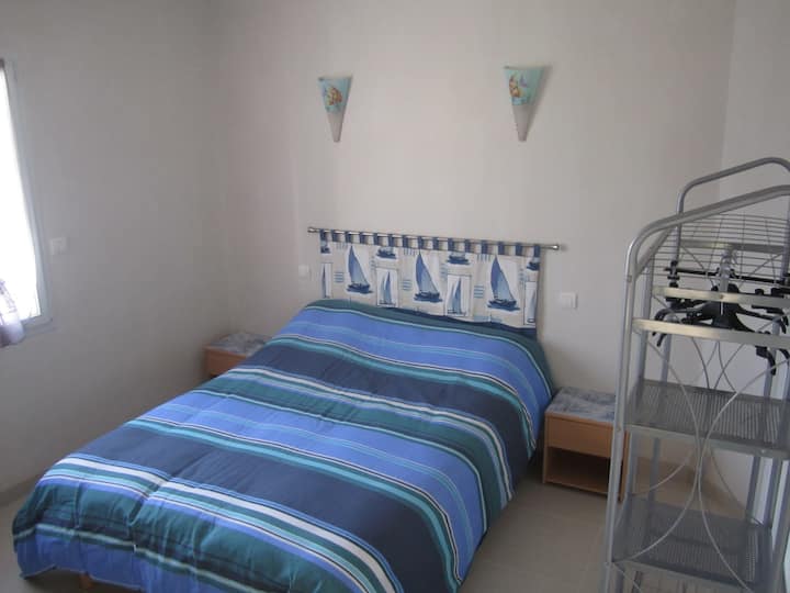 卧室可供4人入住， 1张140张床和2张双层床。
不提供床上用品。
俯瞰出租屋后方的露台。