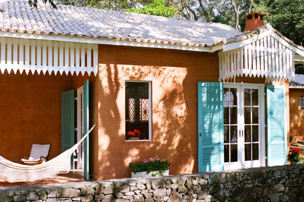 Fachada de frente para a represa.
