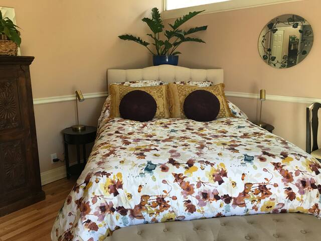 Private room & bath in Kenwood with separate entry