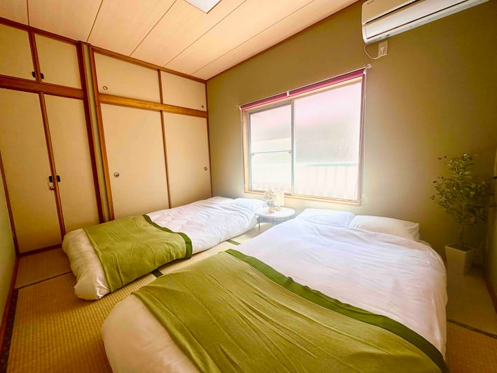 Môžete si vychutnať japonskú atmosféru, ako sú fusuma a tatami rohože.Táto izba je vybavená aj klimatizáciou.