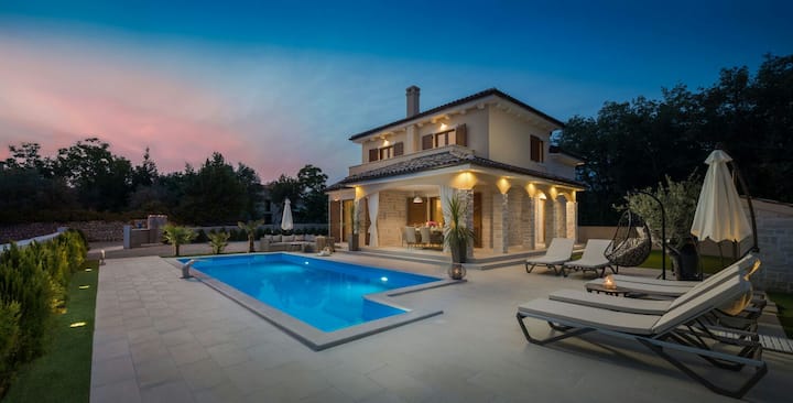 Luxury Villa Nikol, heated pool, grill, pingpong.