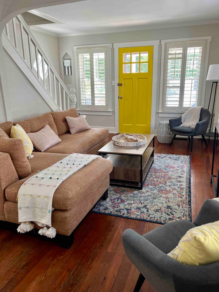 مرحبًا بك في غرفة المعيشة في بيتنا الرائع، الذي يضم تلفزيونًا ضخمًا وأريكة مريحة للغاية وأجواء دافئة وجذابة.

استمتع بالصباح المريح مع الأصدقاء بينما يتدفق نسيم الصيف وتتدفق أشعة الشمس. نحن متحمسون جدًا لاستضافتك!



