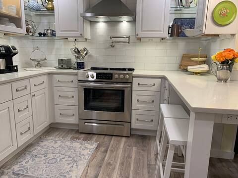 Exceptional Home with A+ Linens walk to town
