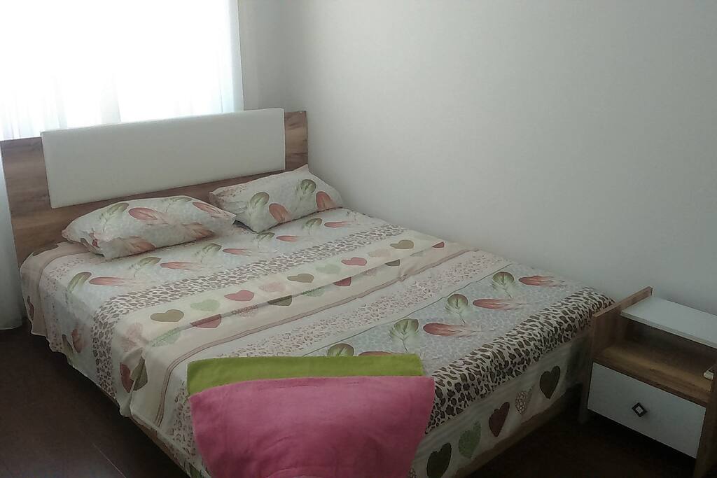 Bedroom with one big bed. Спальная комната с одной большой кроватью