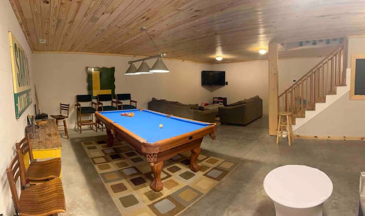 Mesa de billar en la planta baja y área de televisión.