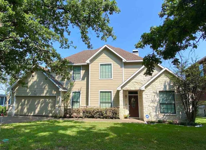 Amazing open water views. Great fishing! Sleeps 20