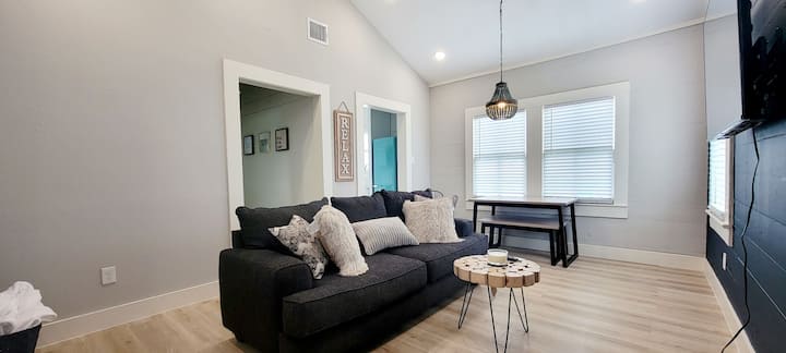 King Bed, Sleeps 4, Walk 2 Beach - Galveston, TX