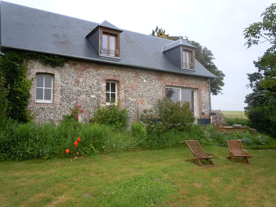 La façade avant du gite et le grand jardin!
