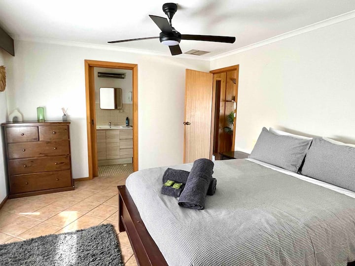 Главна спалня със самостоятелна баня