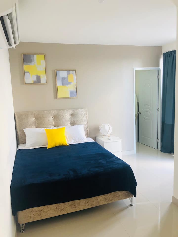 Dhoma e dytë e gjumit me banjë private dhe qasje në tarracë në çati