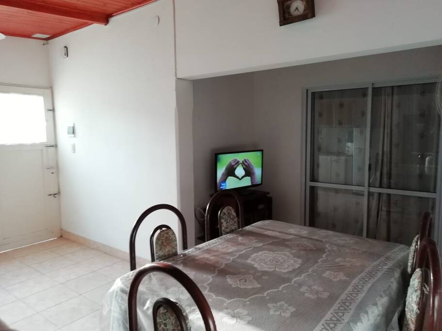 Comedor c/TV (tda) + Equipo de sonido (AM-FM-CD-mp3-Bluetooth) + Reproductor de DVD-DIVX-mp4